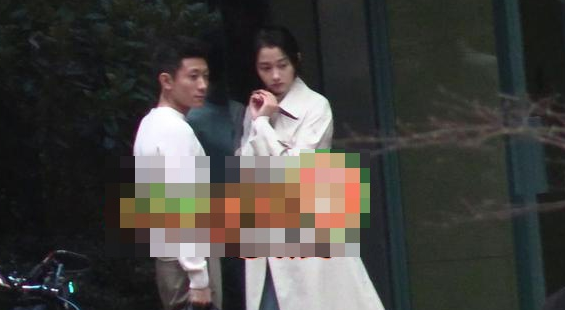 关晓彤被张一山“调戏”勾下巴