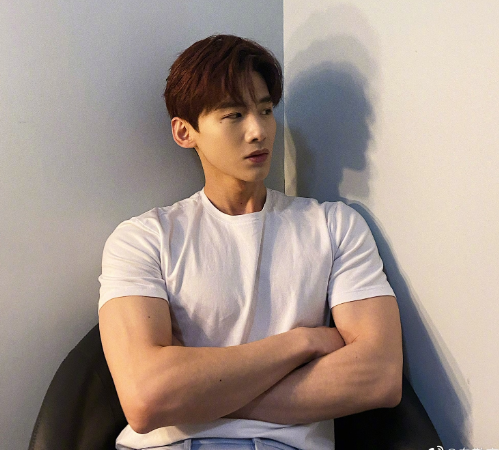 白敬亭晒照秀身材 粉丝：你头没肌肉大