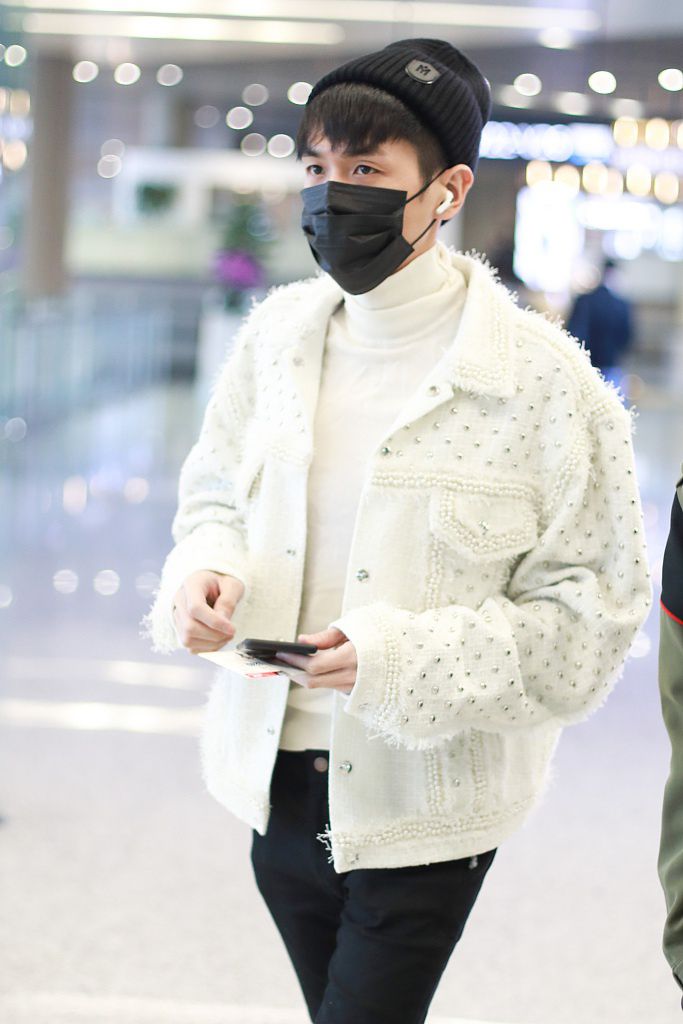 张若昀低调亮相机场 穿白色钉珠外套时尚有型
