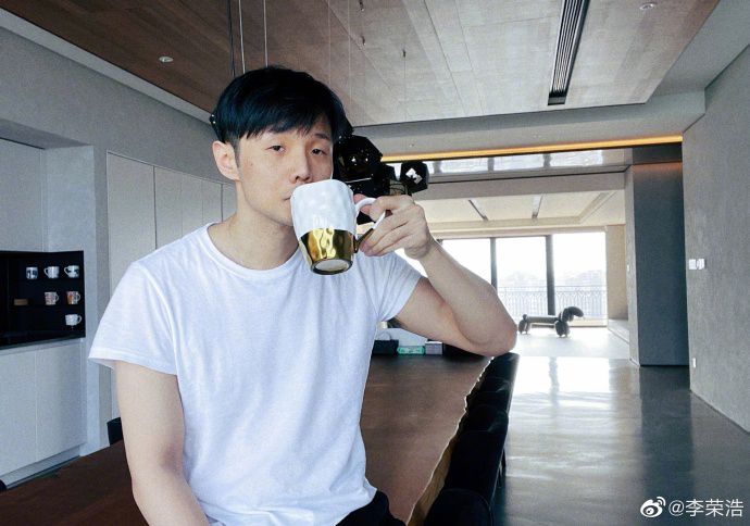 李荣浩撞脸狗狗图片被当做课件 本尊幽默回应