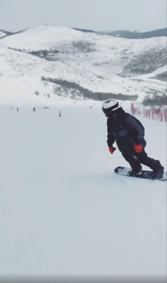 王源雪场滑雪摔倒   享受俯冲的过程