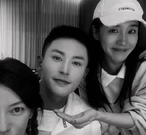 赵薇提及当初签约张哲瀚原因 