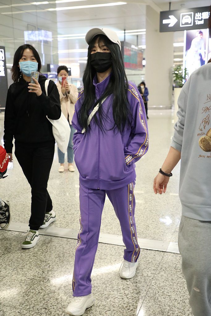 郑乃馨紫色运动套装现身机场 对镜头比耶元气满满