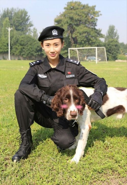 警花与警犬 妞妞图片