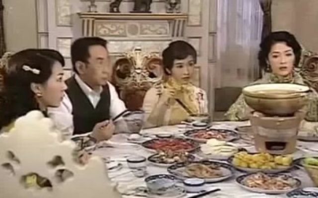 胭脂水粉：全家人一起吃火锅，二少奶奶事多还不卫生惹众人嫌弃！