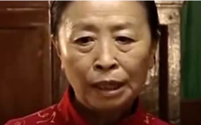 母亲70岁生日，六个儿子忙得忘记买蛋糕，结果傻儿子端着蛋糕出现