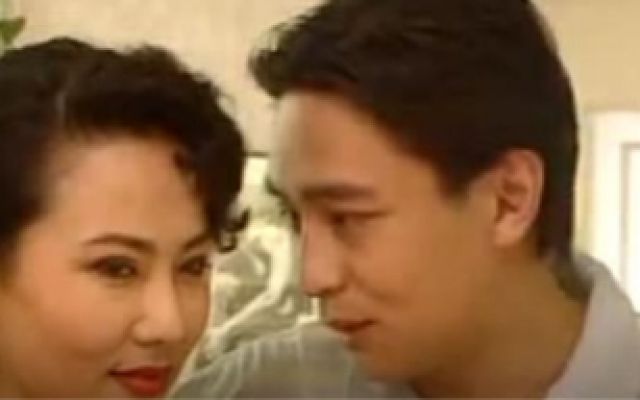 小伙来到少妇家里，两人柔情四溢，端着酒杯小伙甜蜜亲吻