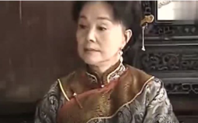 二奶奶被小三害得流产，婆婆派人扒光小三衣服，受尽欺侮！