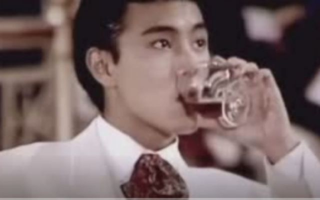 拳赌双至尊：张卫健喝红酒的样子像极了帅气多金的公子哥！