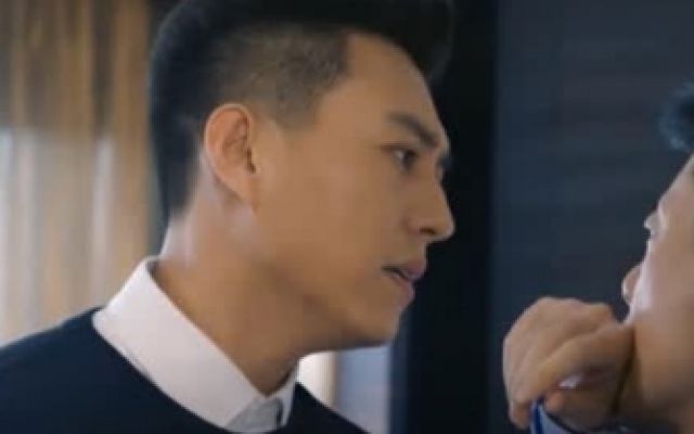 靳东踏进演艺圈才17岁，厚积薄发终获得和胡歌同等的人气
