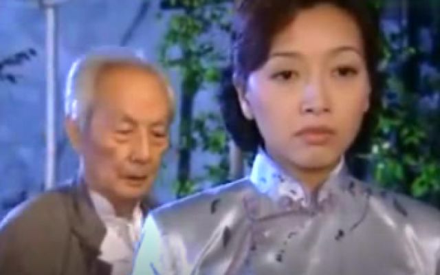 女儿得知妈妈坐过牢，问外公：是不是很丢脸？妈妈看着女