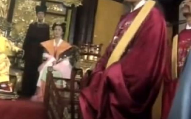 皇帝要小和尚画鱼 小和尚随便画了一条鱼 结果猫都跑去吃了