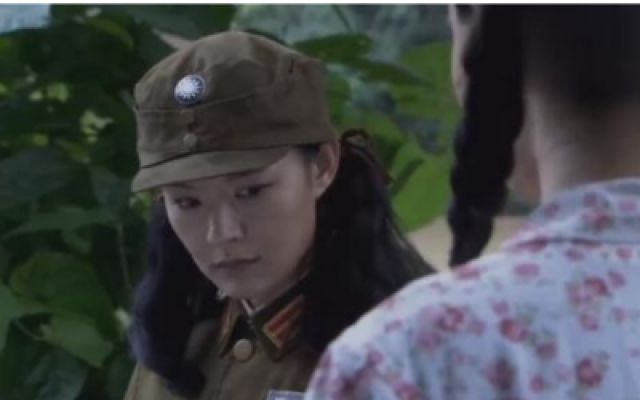 女军官得到一把梳子，不料日本女特务看了一眼，竟当场脸色大变！