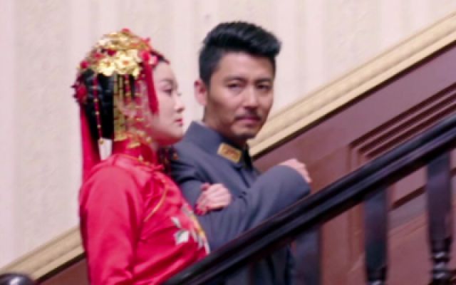 靳语堂和美子举行婚礼，松井拿着军刀冲进来