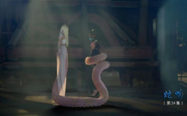 蛇吻：女儿落单被蛇神盯上，背后的符号保护了她，却被亲爸误杀