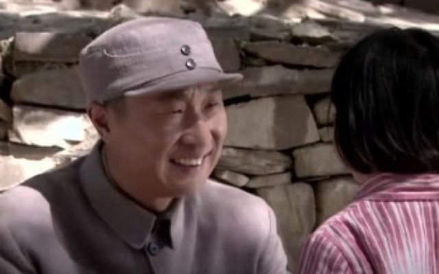 影视：聂元帅救了日本女孩，谁料她整天跟在聂元帅身边，记者留下珍贵一幕！