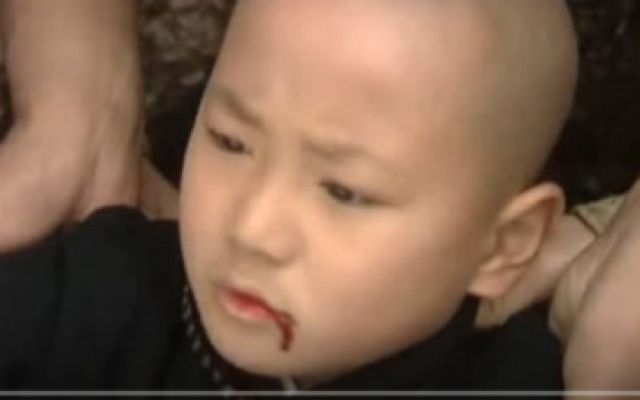 国师跟小和尚斗法，两人势均力敌，最后都伤得不轻！
