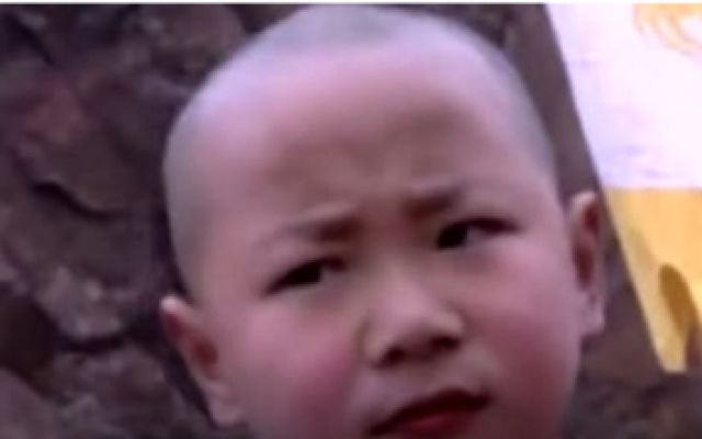 为救人小和尚参加武林大会，没想到擂台下面埋了炸药