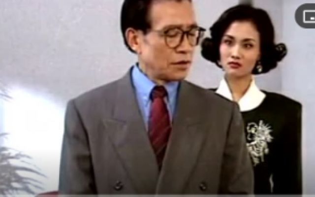 白领丽人：男子做错事！给性感女孩一张支票！金额可以随便填！