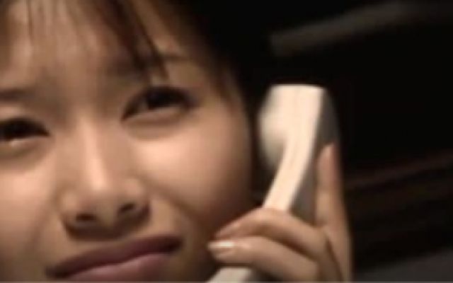 将爱情进行到底：李亚鹏拿着手机，让徐静蕾在电话那头听海的声音，让人泪奔
