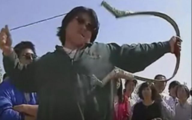 警匪老剧《警苑神掌》壮汉故意找茬砸场子，百斤大弓被一把拉断