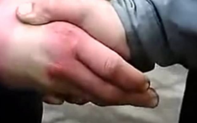 警匪老剧：美国高手与中国公安比试功力，谁强谁弱握个手便分高下