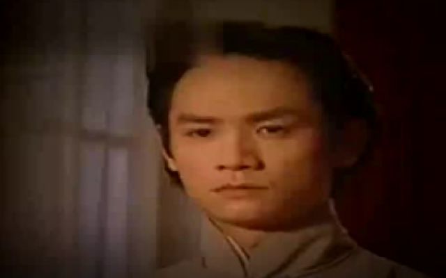 小伙晚上来到姑娘家里，两人刚进门，甜蜜拥吻在一起