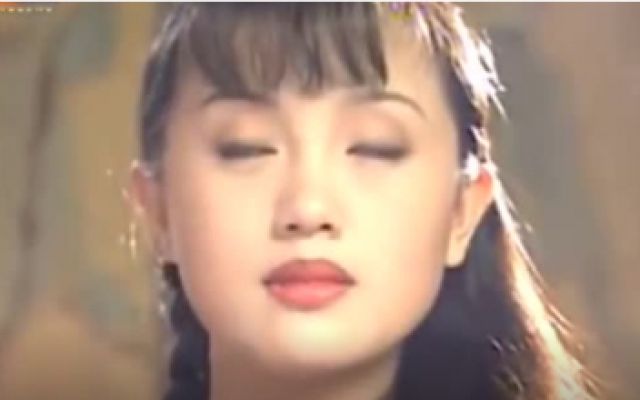 红杏出墙记美人儿晨起梳妆，不加装饰的脸我见犹怜